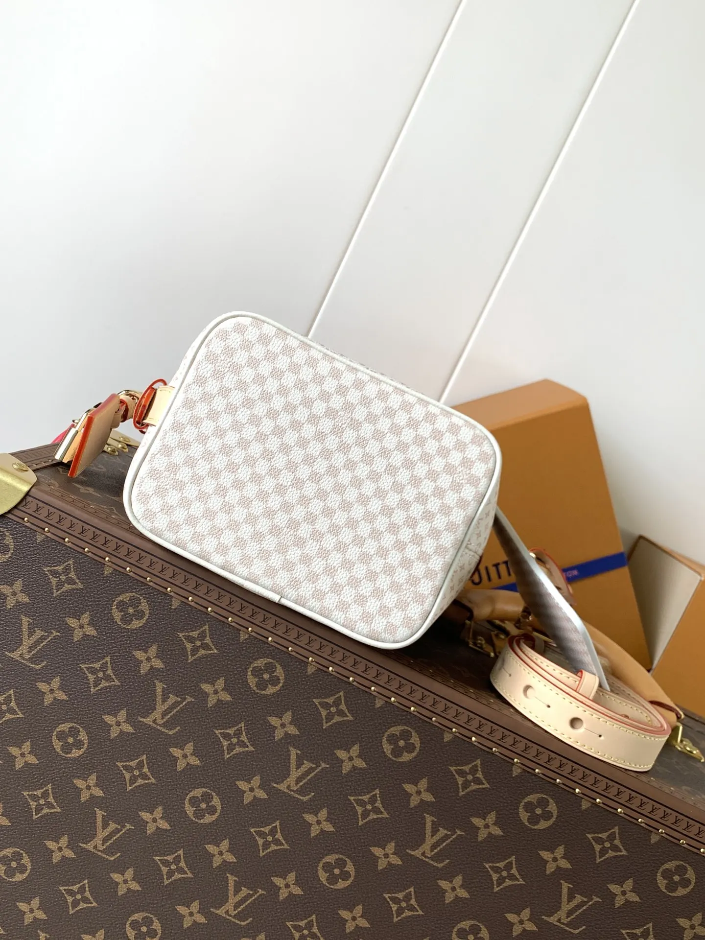LV 白色壓紋水桶包 肩背款(數字13) LV 白色壓紋水桶包 肩背款(數字13)