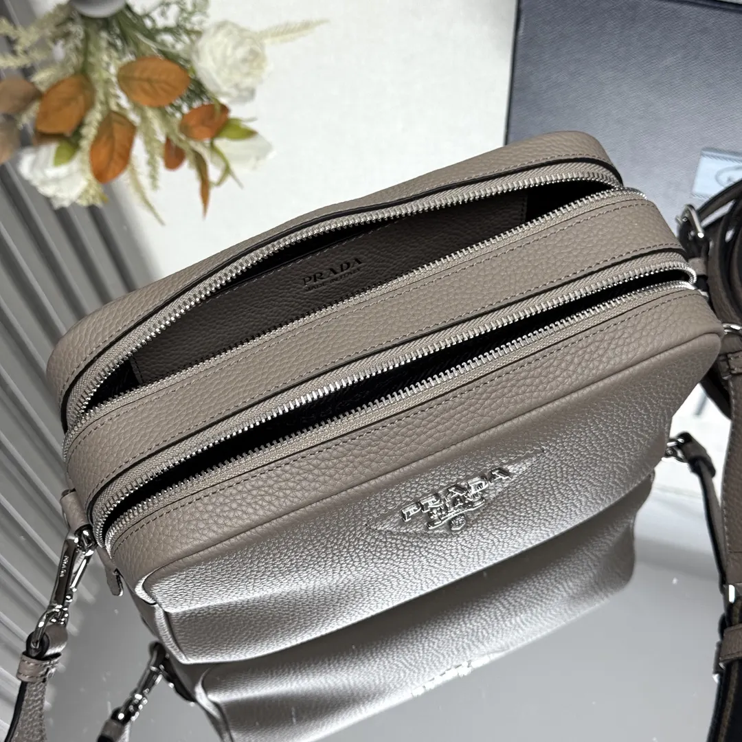 Prada 鹿皮 牛皮 双肩背包 轻便实用