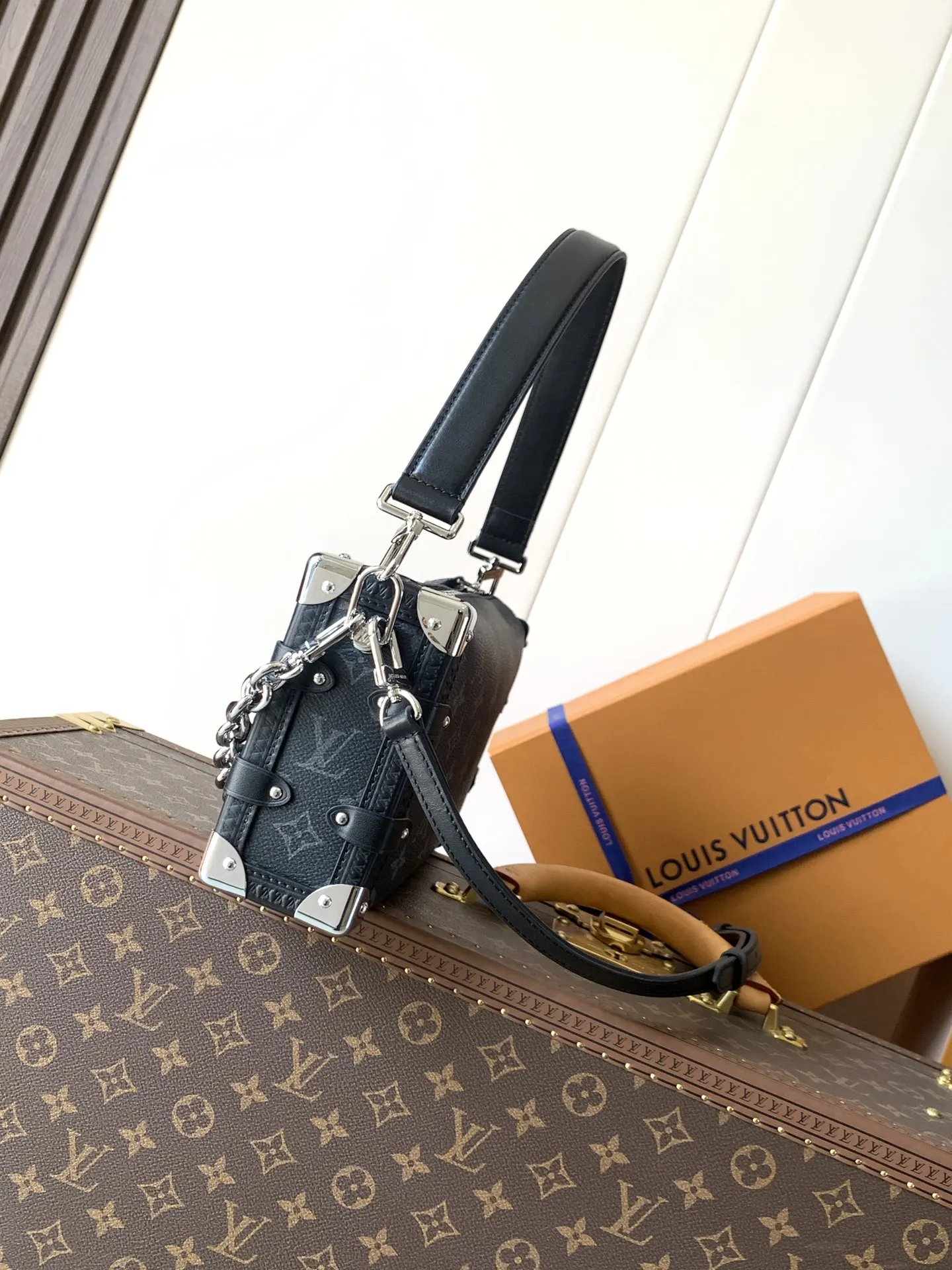 牛皮 柔软廓形囊括充裕空间 lock 锁扣 硬箱包角和 链条包 精致链条款