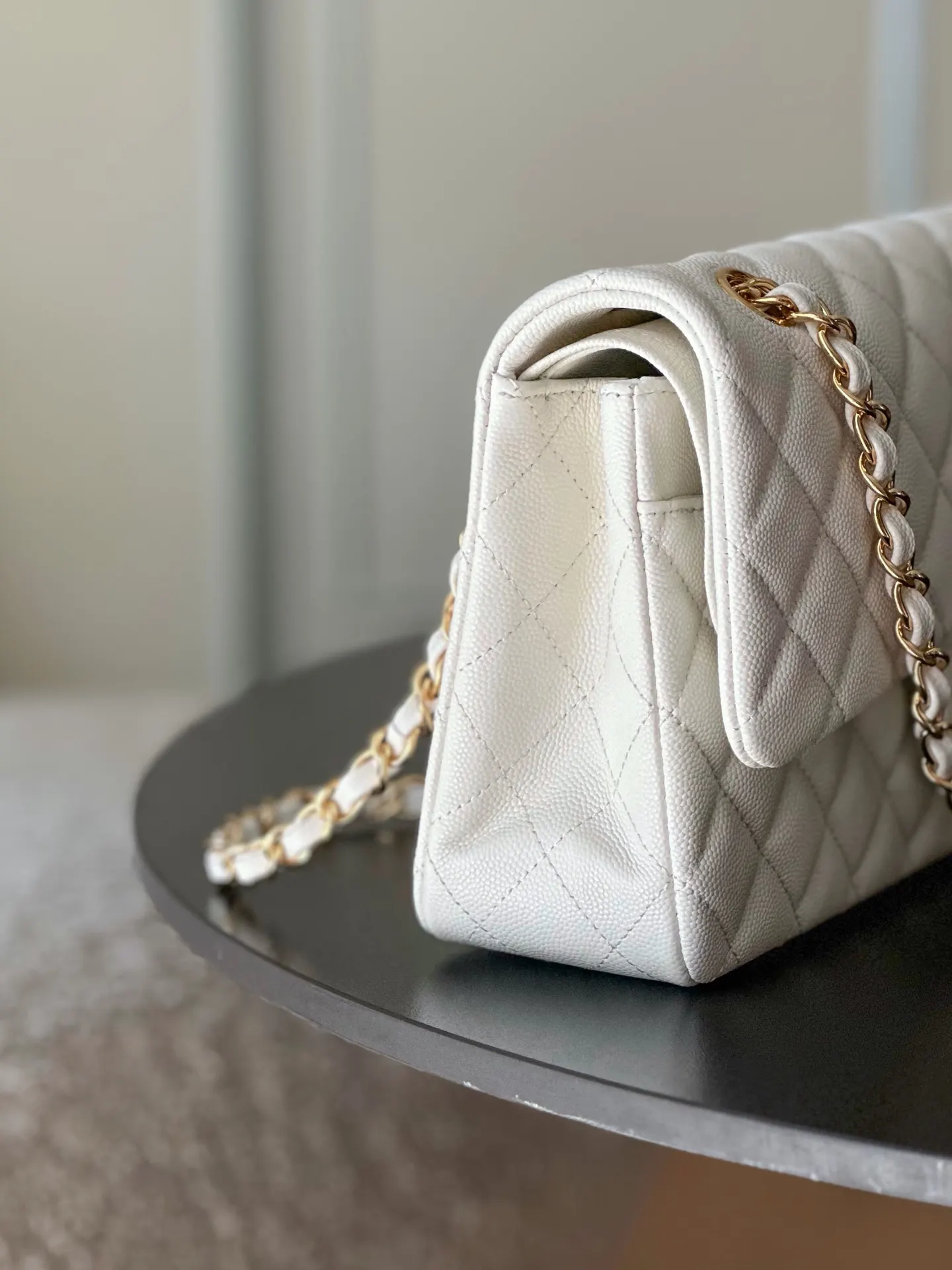 CHANEL 白色鱼子酱牛皮翻盖链条包 金扣款 经典款