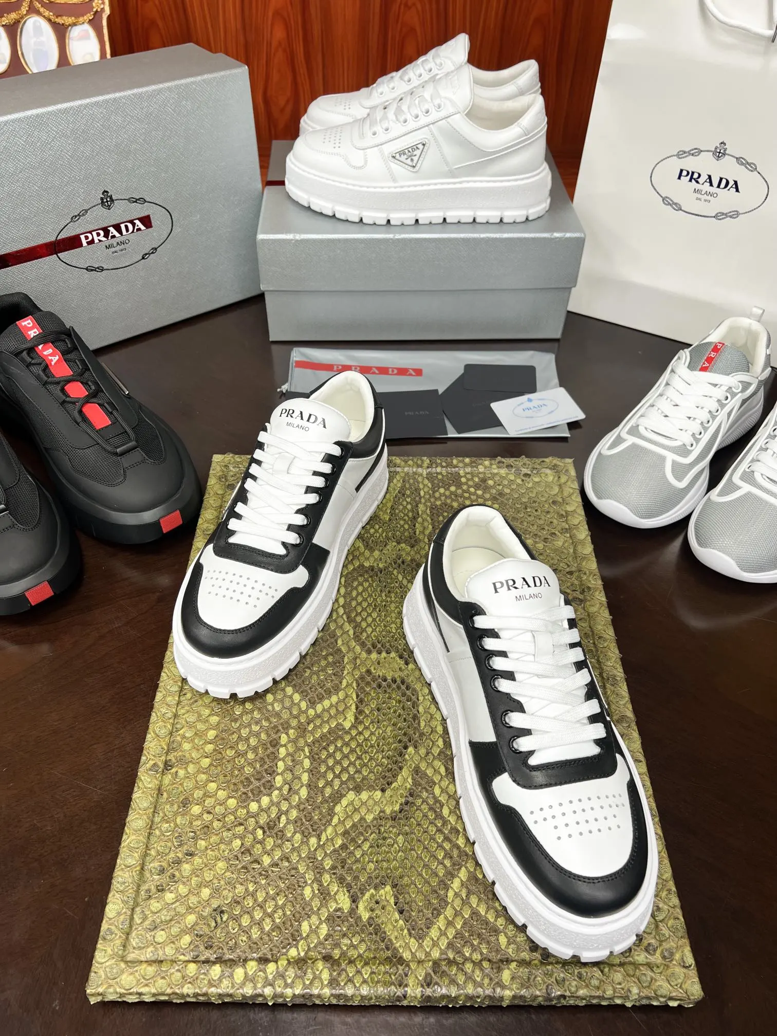 Prada 牛皮 休闲鞋 舒适