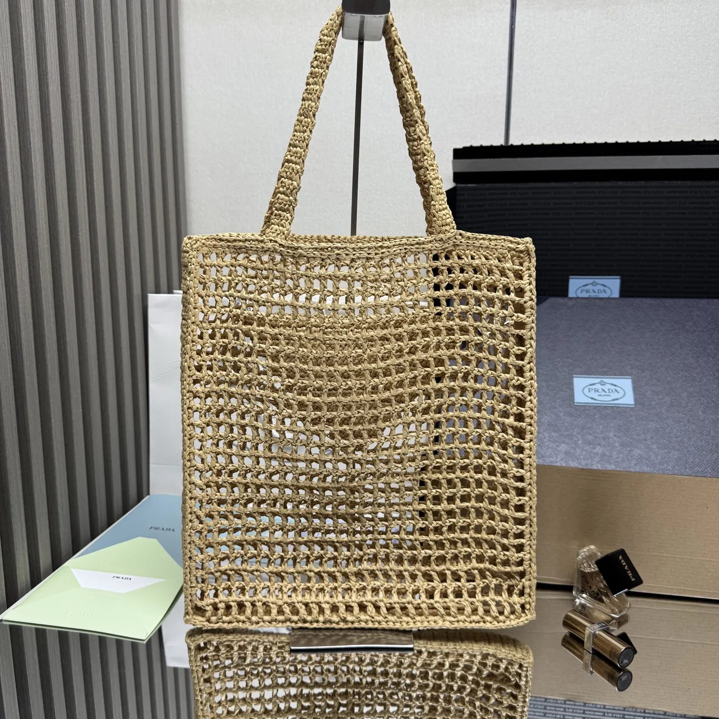 标志性的家三角形徽标焕新重释 装点包身正面 中心处饰 托特包 大容量托特款