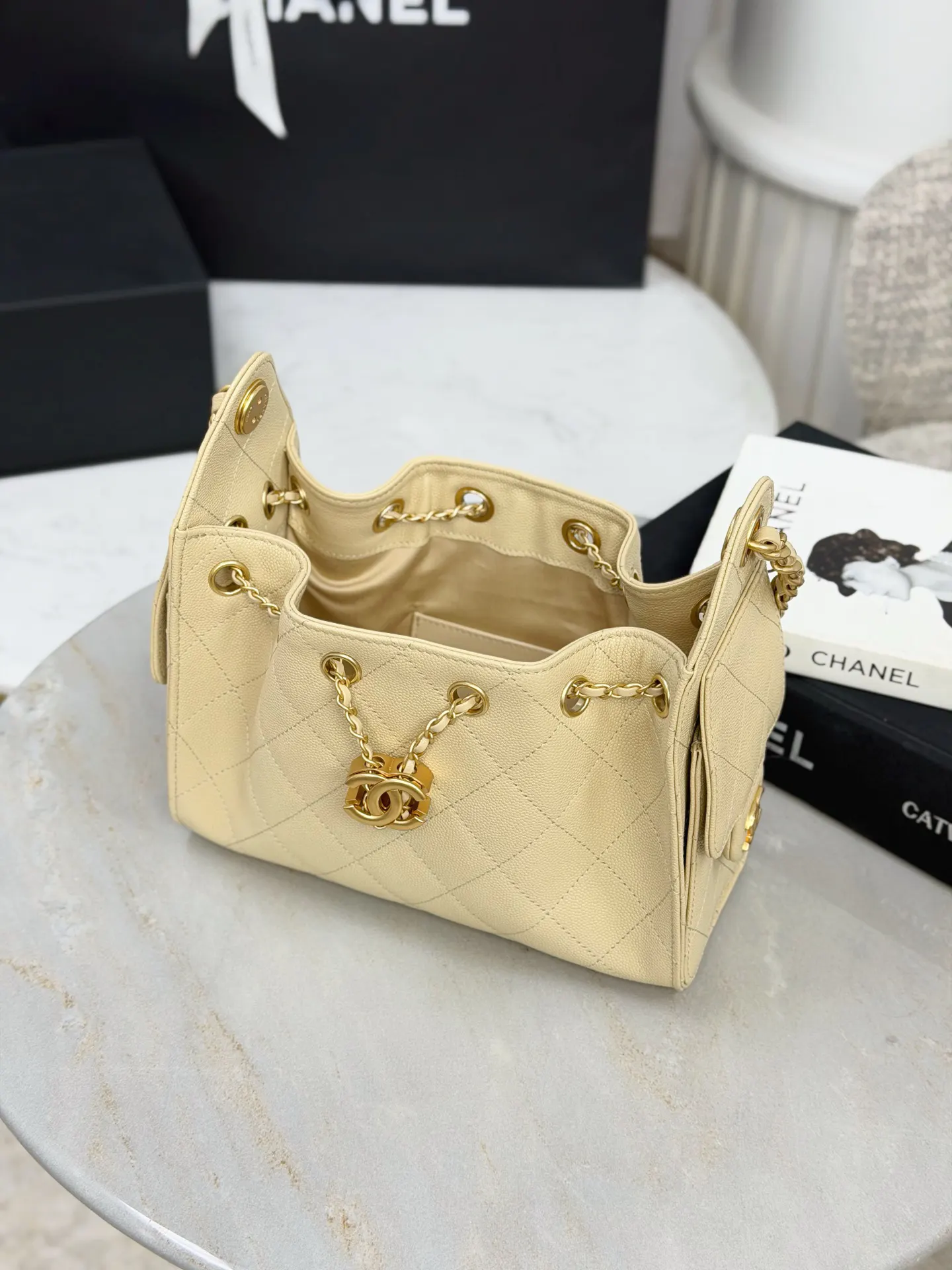 Chanel 22 金色 皮革 斜背包