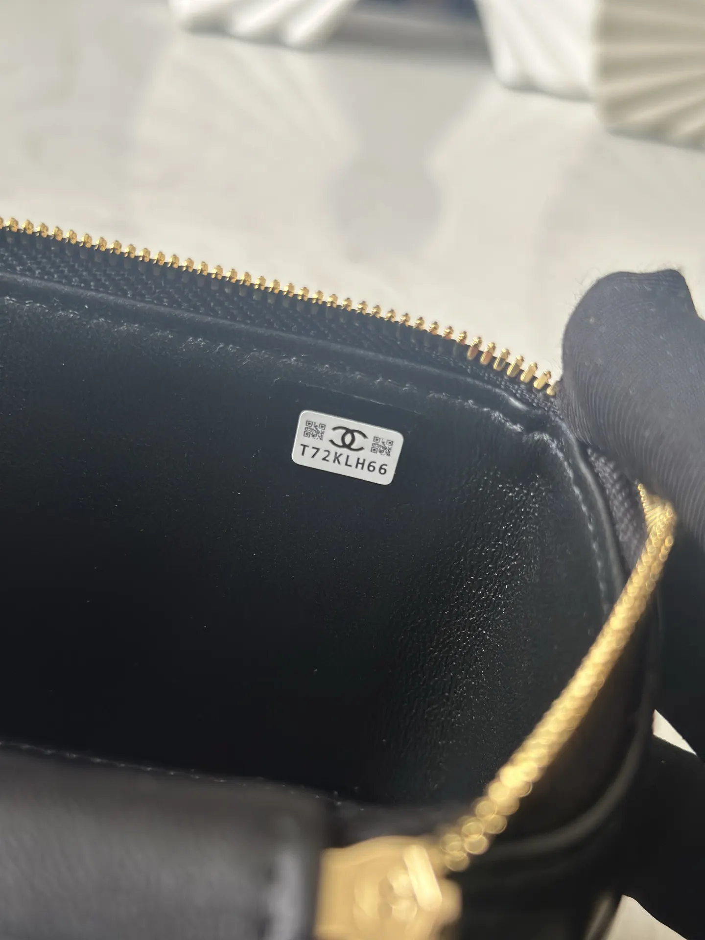Chanel 黑色菱格羊皮化妆包 金链
