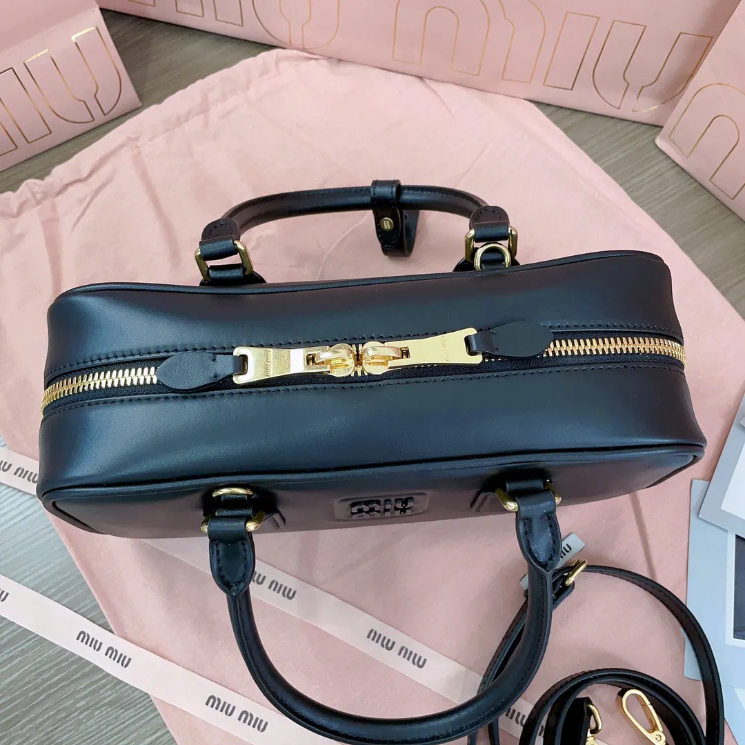 Miu 小牛皮 斜挎包 轻便斜挎款