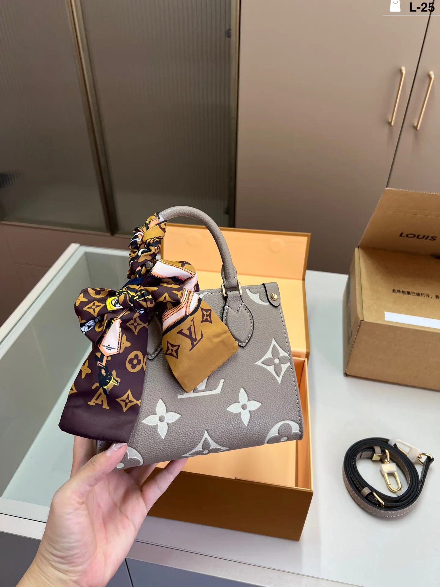 LV 丛林托特包 奢华与經典的大象灰托特 包型方正挺括 非 大容量托特款
