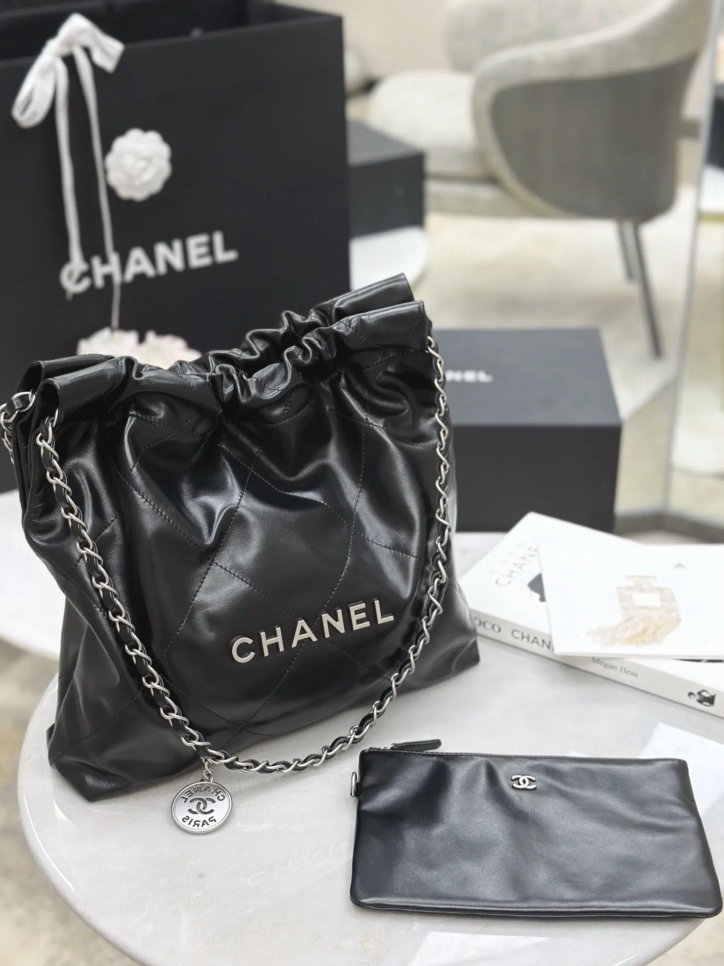 CHANEL 22 Bag 黑色牛皮束口链条包 旅行款