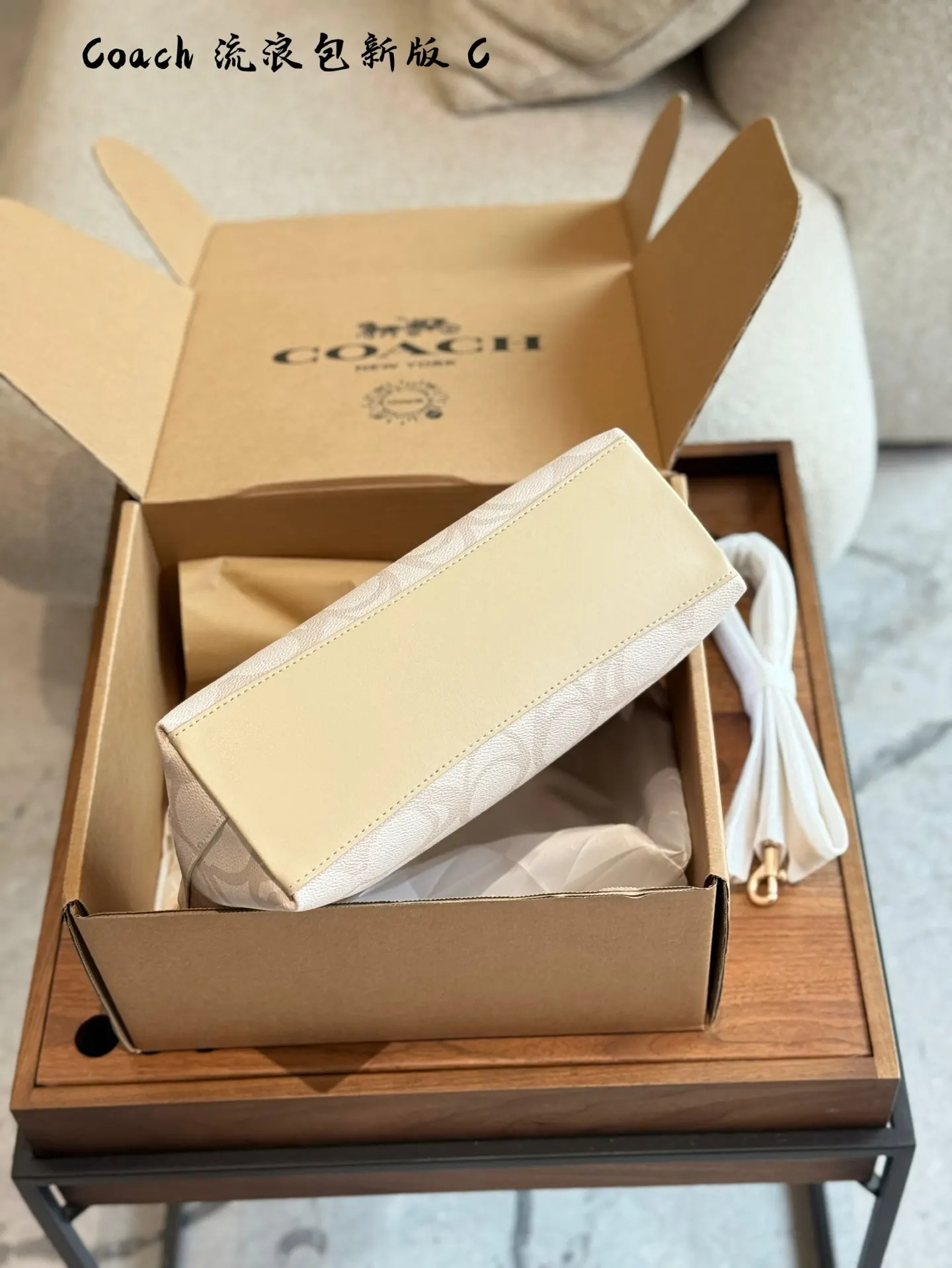 Coach 老花 新版 色来喽 全新 色的老花更加优雅大气 斜背包 輕便斜挎款