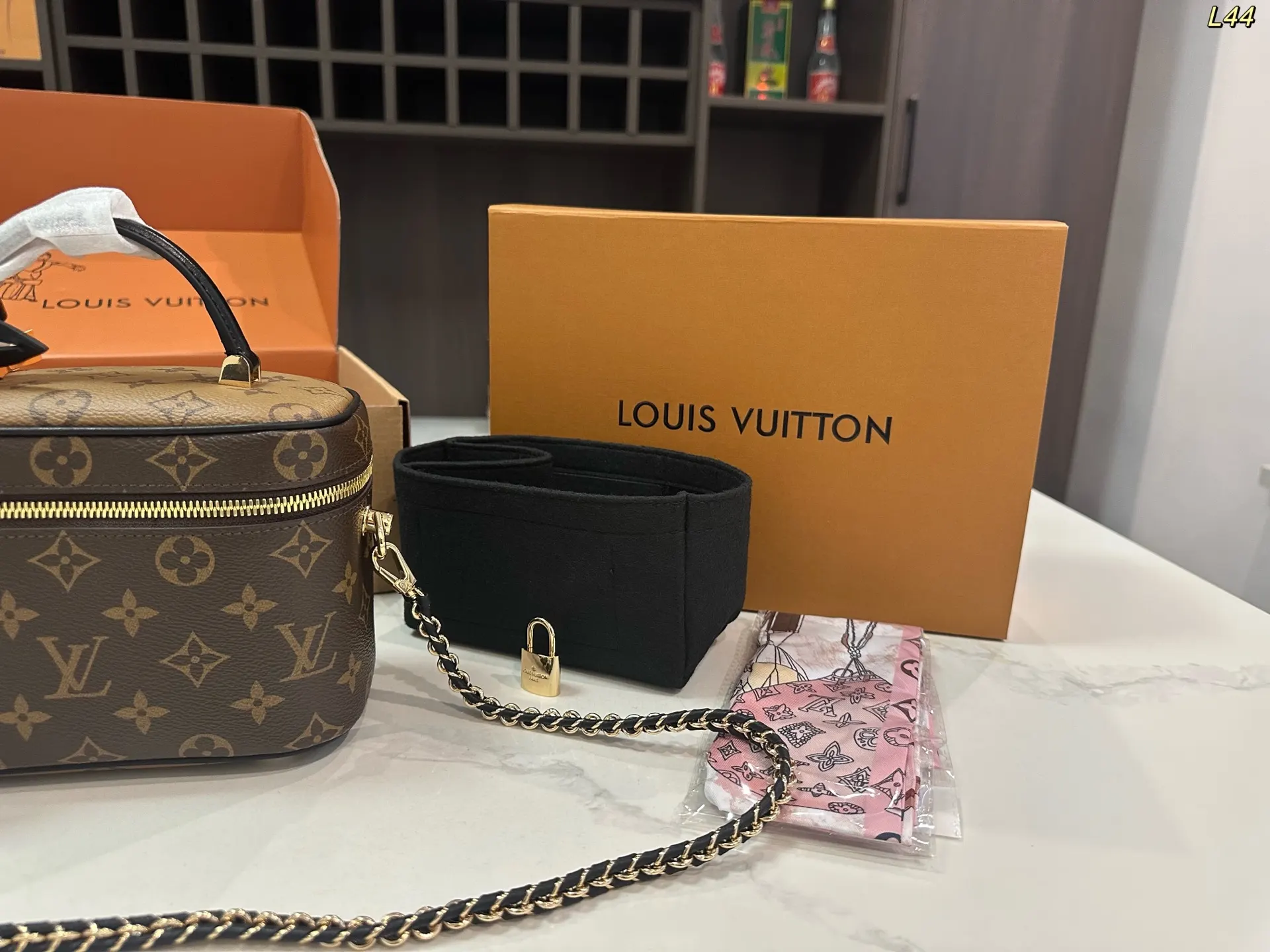 LV 拼色 无论手拎 單肩还是斜挎都很棒 是精致时髦的百搭款 简 斜背包 輕便斜挎款