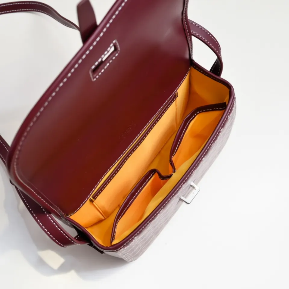 Goyard 酒红 皮质镶边以线条的方式凸显出包身轮廓 翻盖的皮质内衬亦 收纳包 旅行收纳款