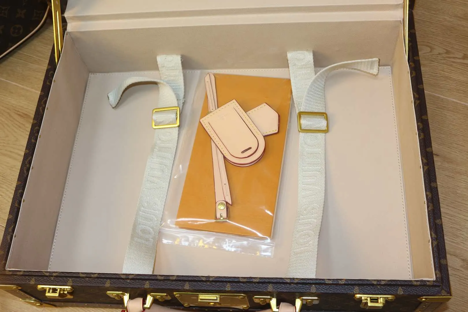 Louis Vuitton Gold Suitcase Travel Lightweight Canvas Image 9 Louis Vuitton Gold Suitcase Travel Lightweight Canvas Image 9