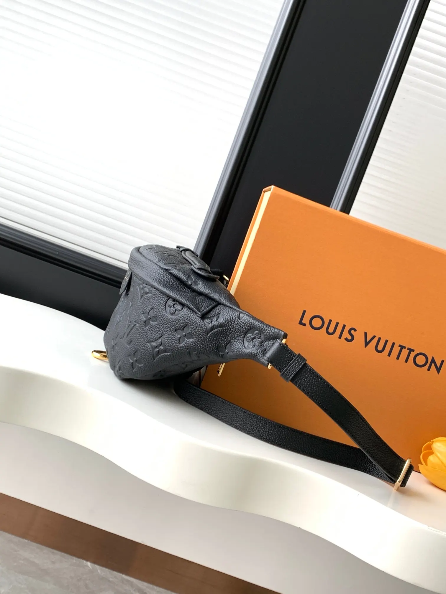 LV black and white color scheme fanny pack, casual breast bag Image 3 LV black and white color scheme fanny pack, casual breast bag Image 3