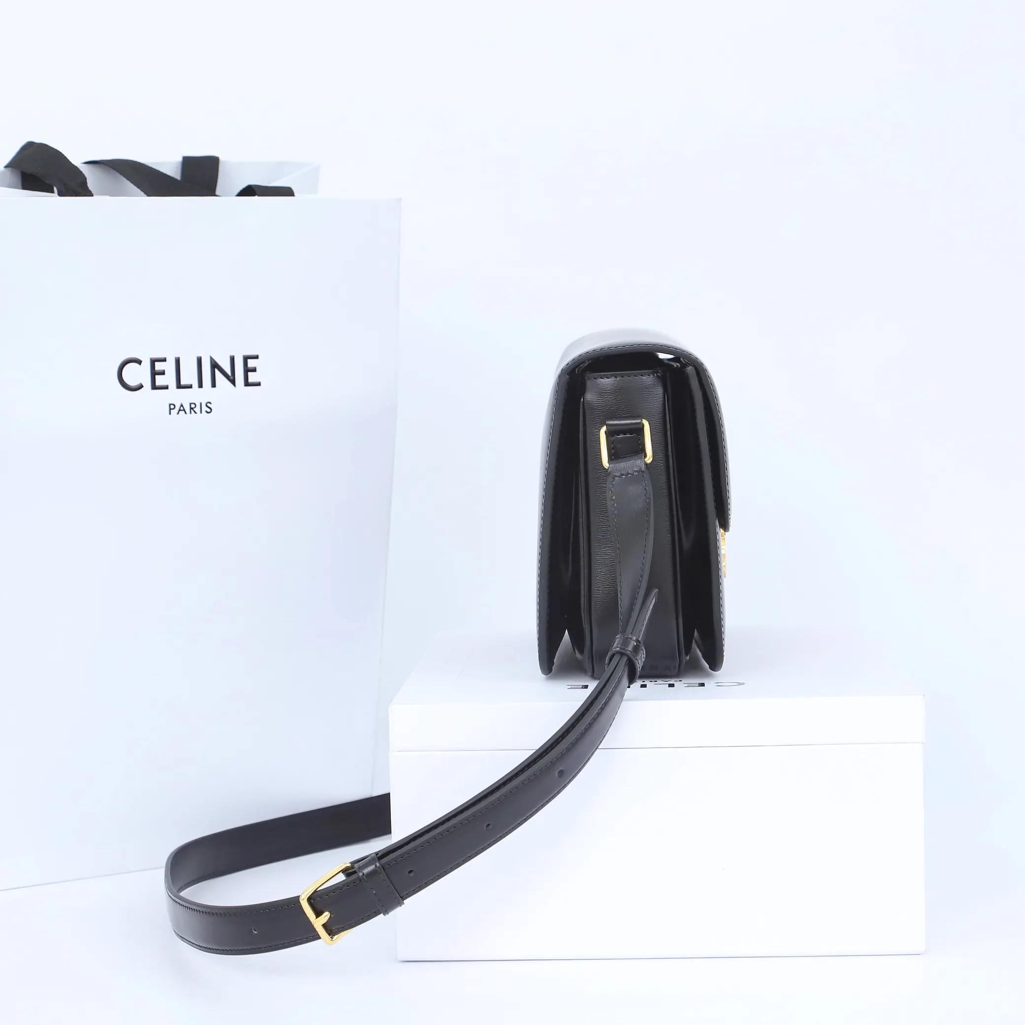 Celine 牛皮 将復古元素与品牌一向拿手的利落线条向结合 气质高贵 水桶包 休閒水桶款