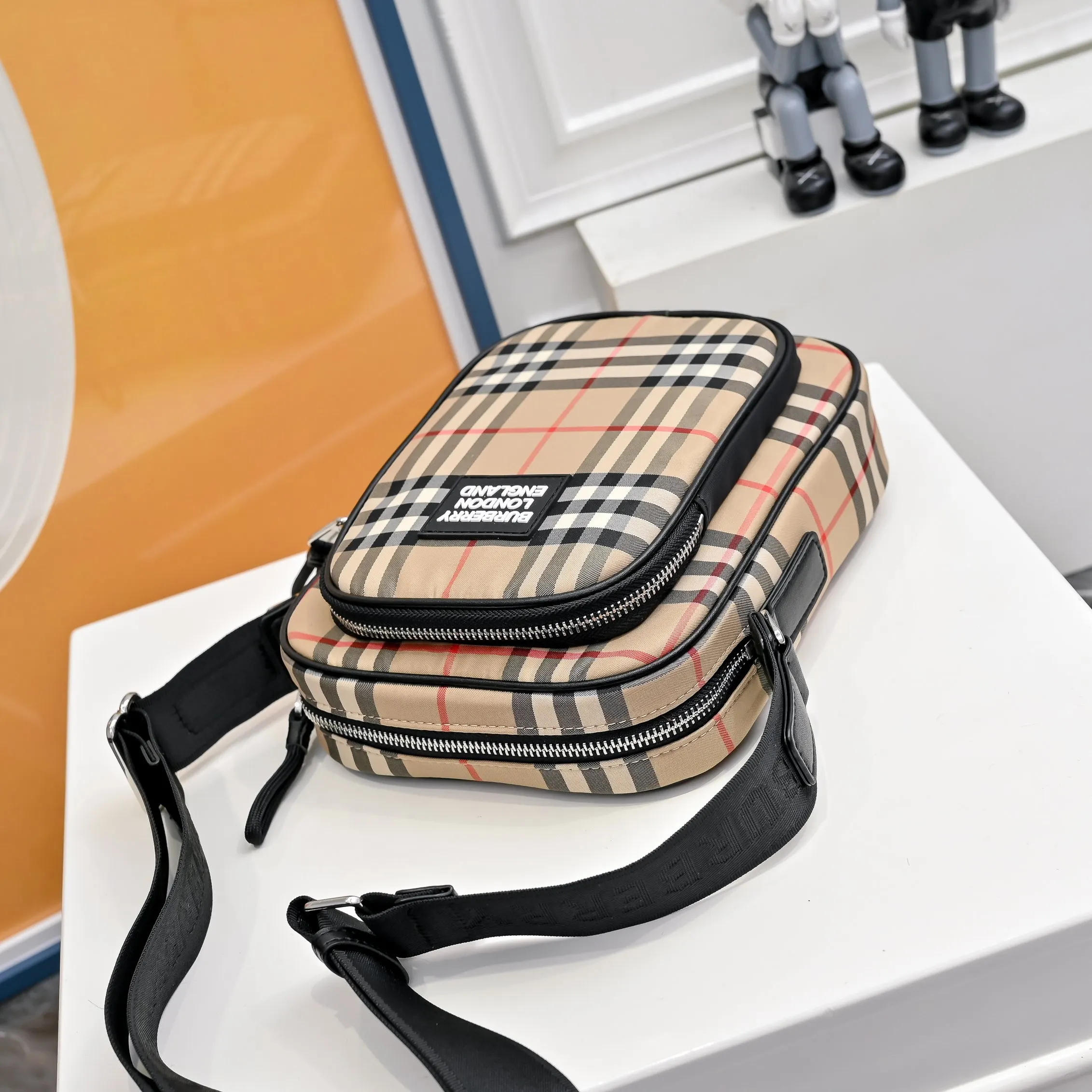 Burberry 帆布 巴宝莉男士單肩 經典男士 完美 采用进口 面料 單肩包 日常單肩背款
