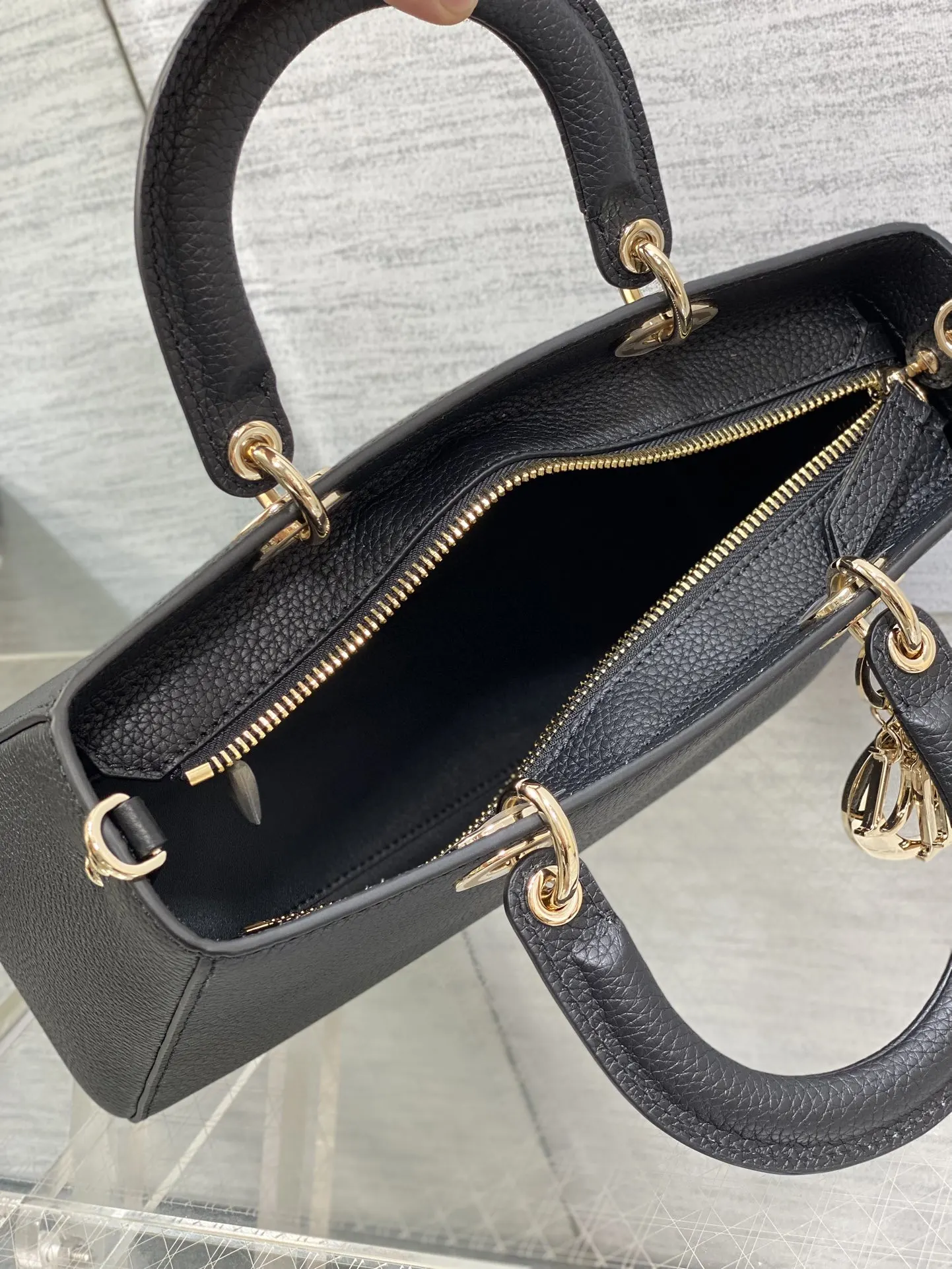 Dior 黑色 牛皮 进口 牛皮横款戴妃包 Lady 手提包 通勤手提款(數字9) Dior 黑色 牛皮 进口 牛皮横款戴妃包 Lady 手提包 通勤手提款(數字9)
