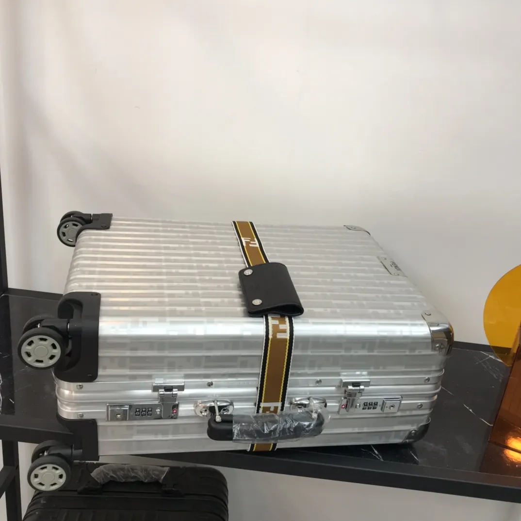 Fendi 黑色 蓝色 rimowa 一见钟情或许就是当你第一眼见到它的 行李箱 旅行拉杆款 轻便出行款