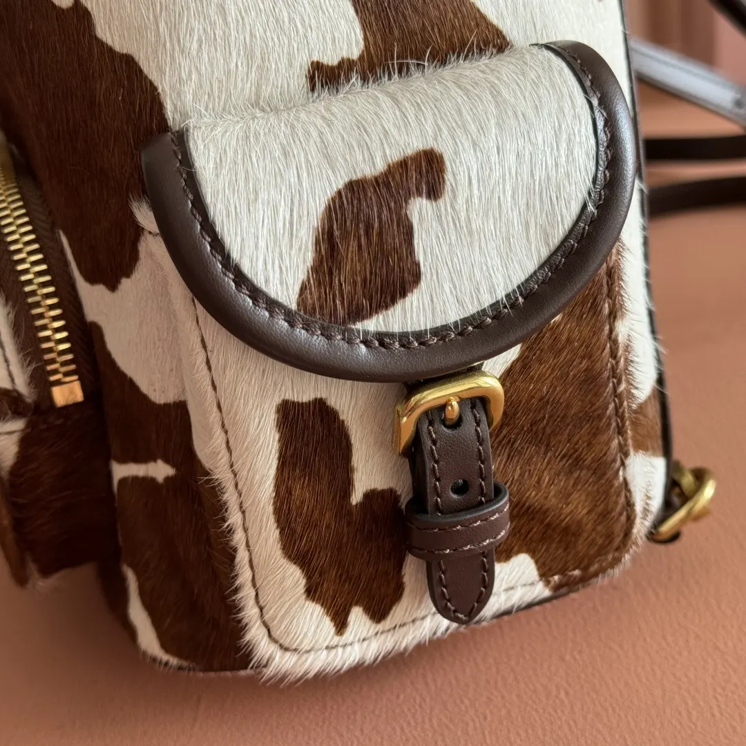 Miu 牛仔 棕白撞色的奶牛纹皮毛材质自带吸睛buff 搭 标志性 雙肩包 实用雙肩款