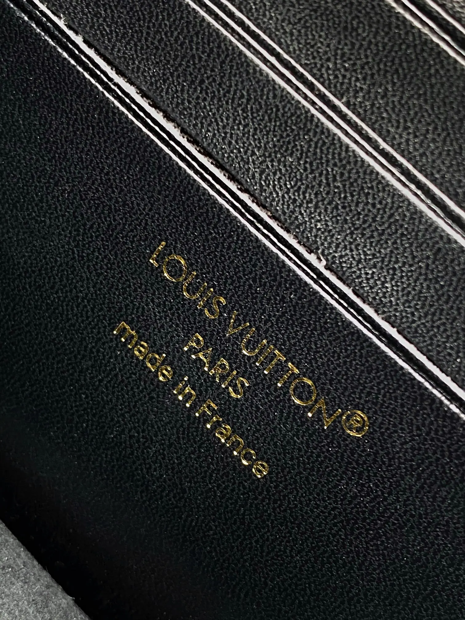 LV 黑色 杏色 牛皮 灵感源自品牌經典 Mo图案的装饰点缀其 鏈條包 精致鏈條款