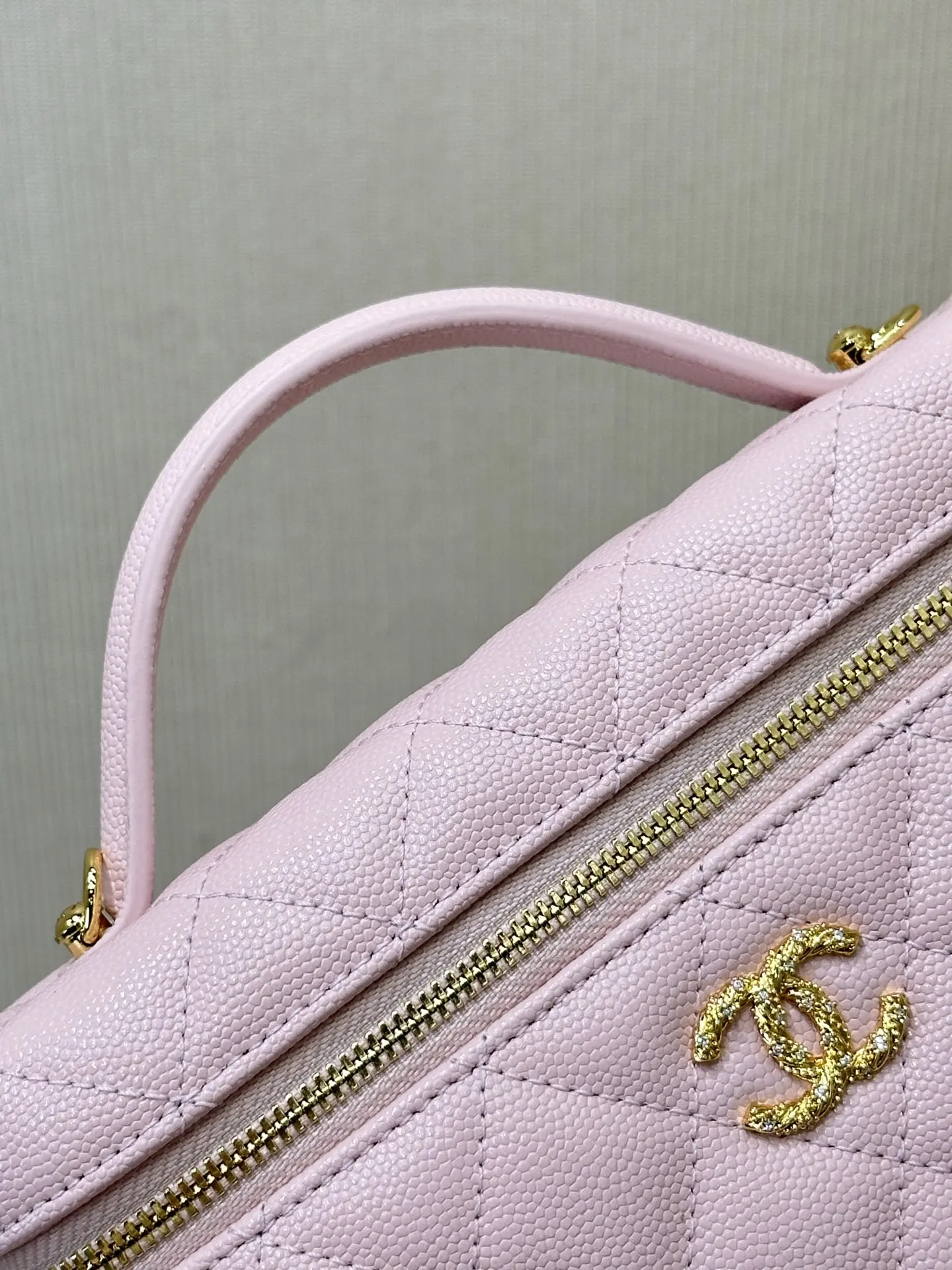 CHANEL 牛皮 现在抢到哭都抢不到的宝贝 居然被我蹲到 啦 鏈條包 精致鏈條款