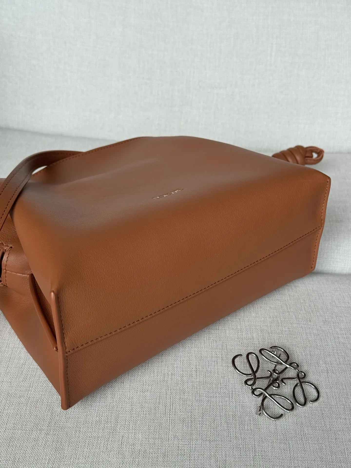 Loewe 金色 牛皮 手拿包 精致手拿款