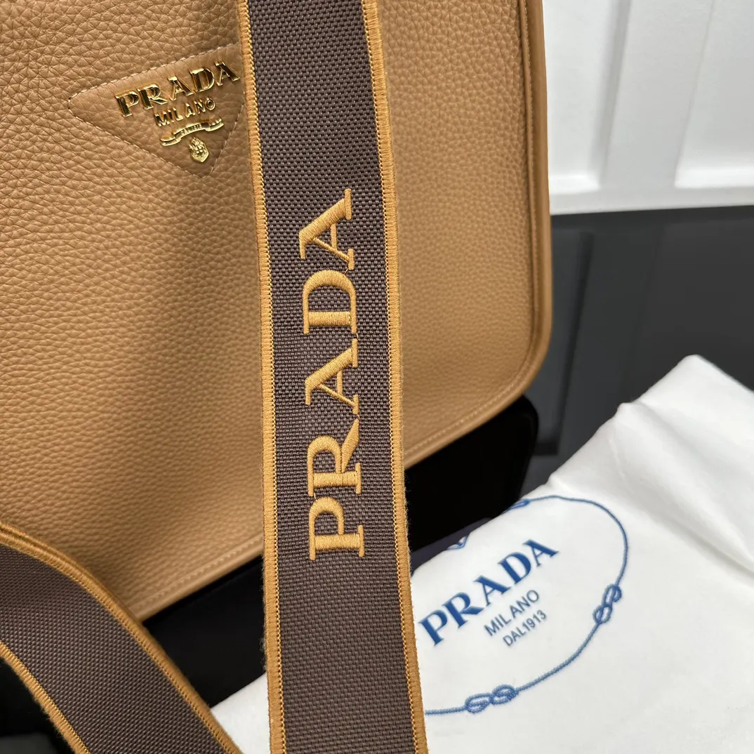 Prada 金色 托特包