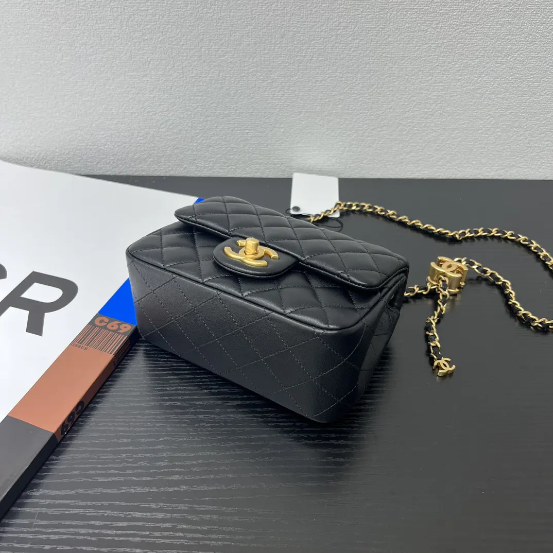 CHANEL 黑色小羊皮菱格链条包 金扣款