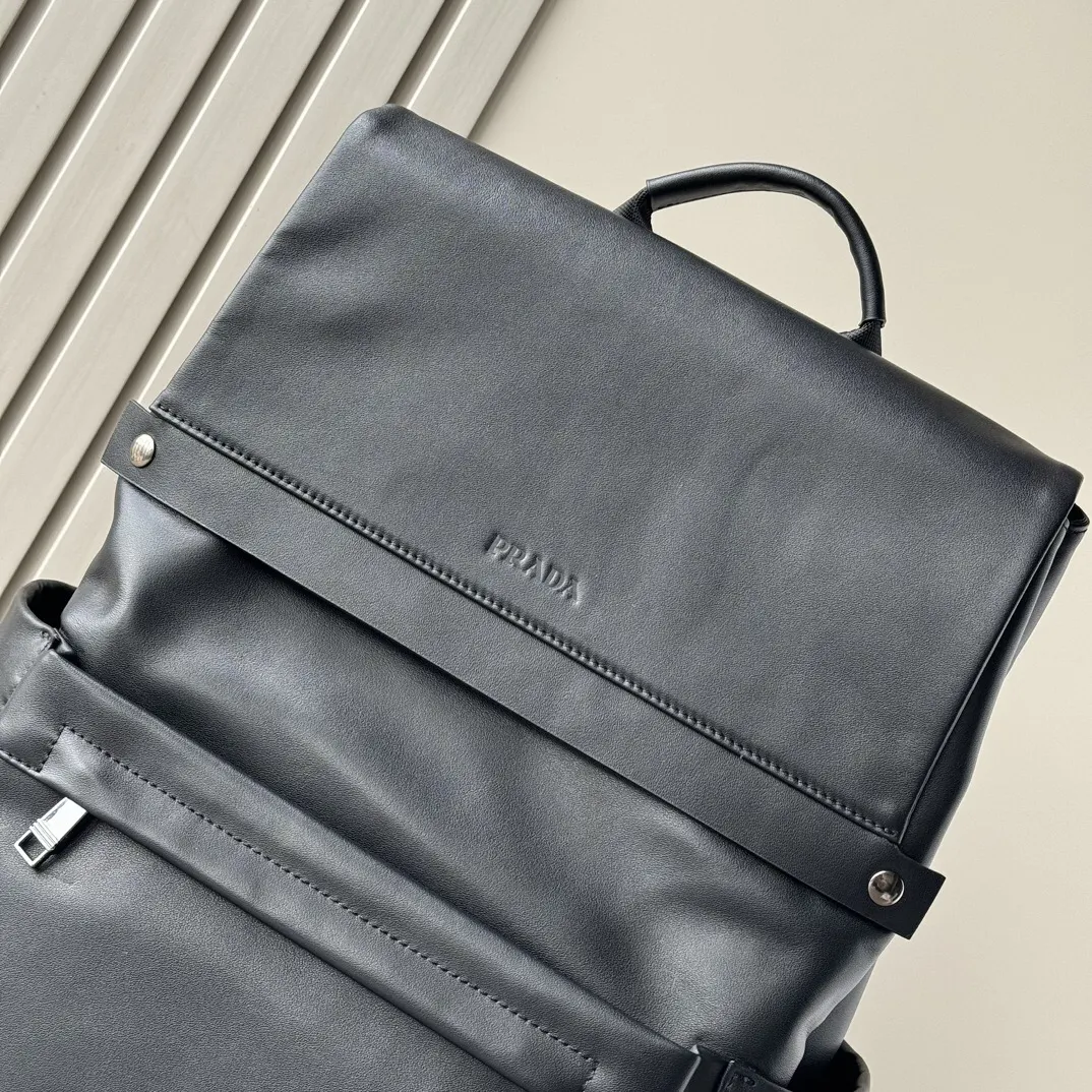 PRADA 黑色 牛皮 Logo 双肩背包 轻便实用款
