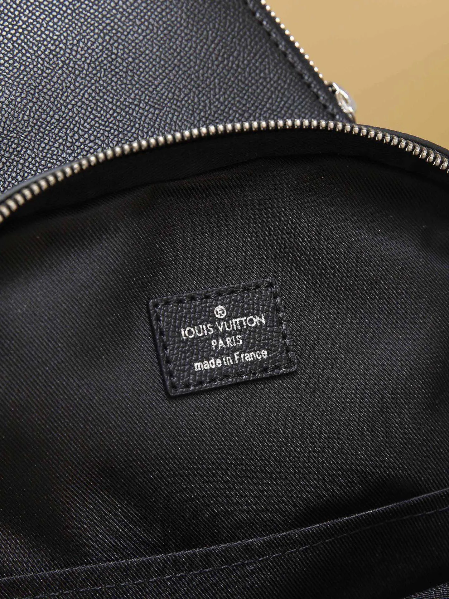 LV 牛皮 可调节锦纶肩带可通过 形环固定于左右两侧 帆布肩 單肩包 日常單肩背款