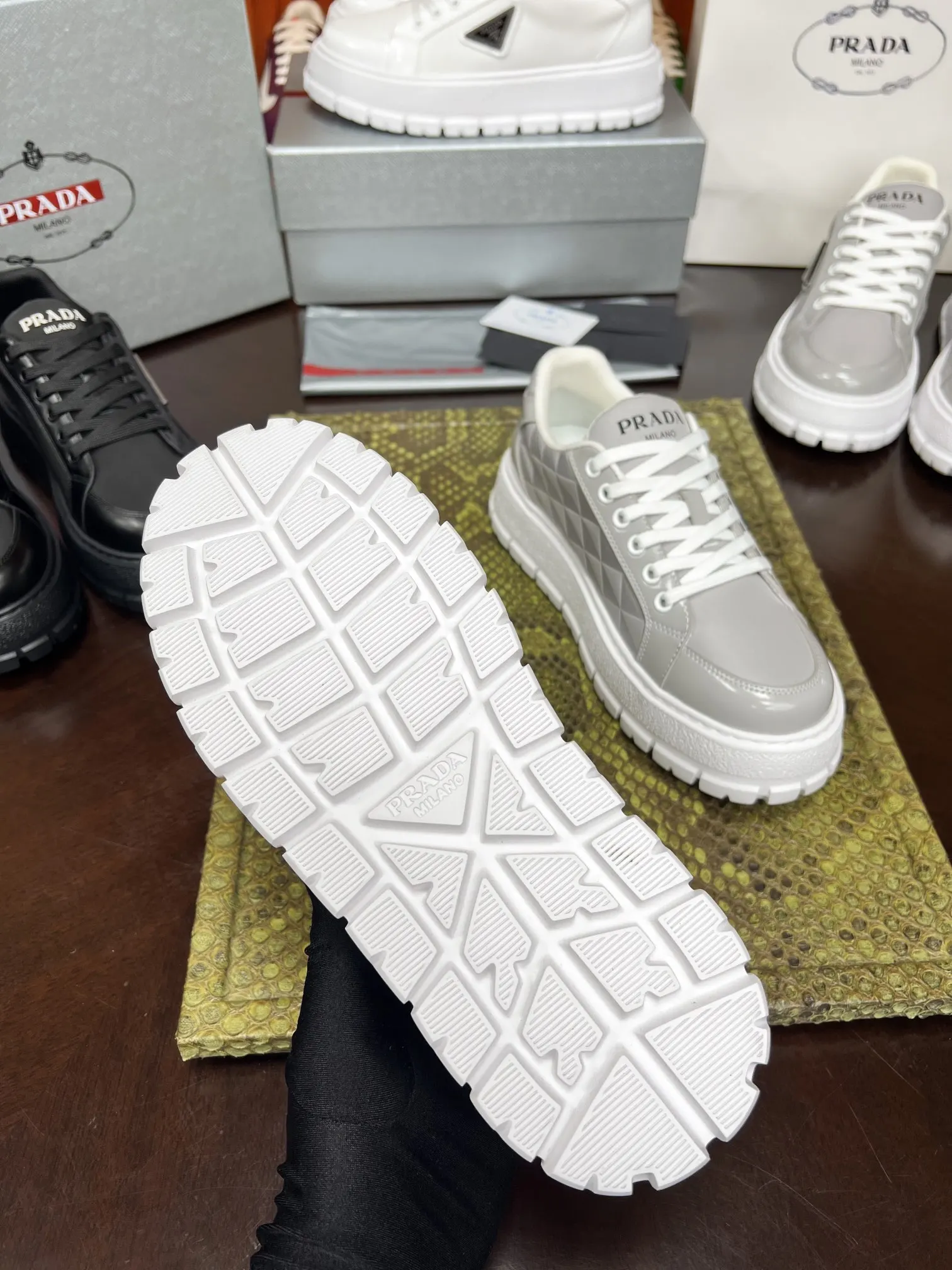 Prada 牛皮 休闲鞋 舒適