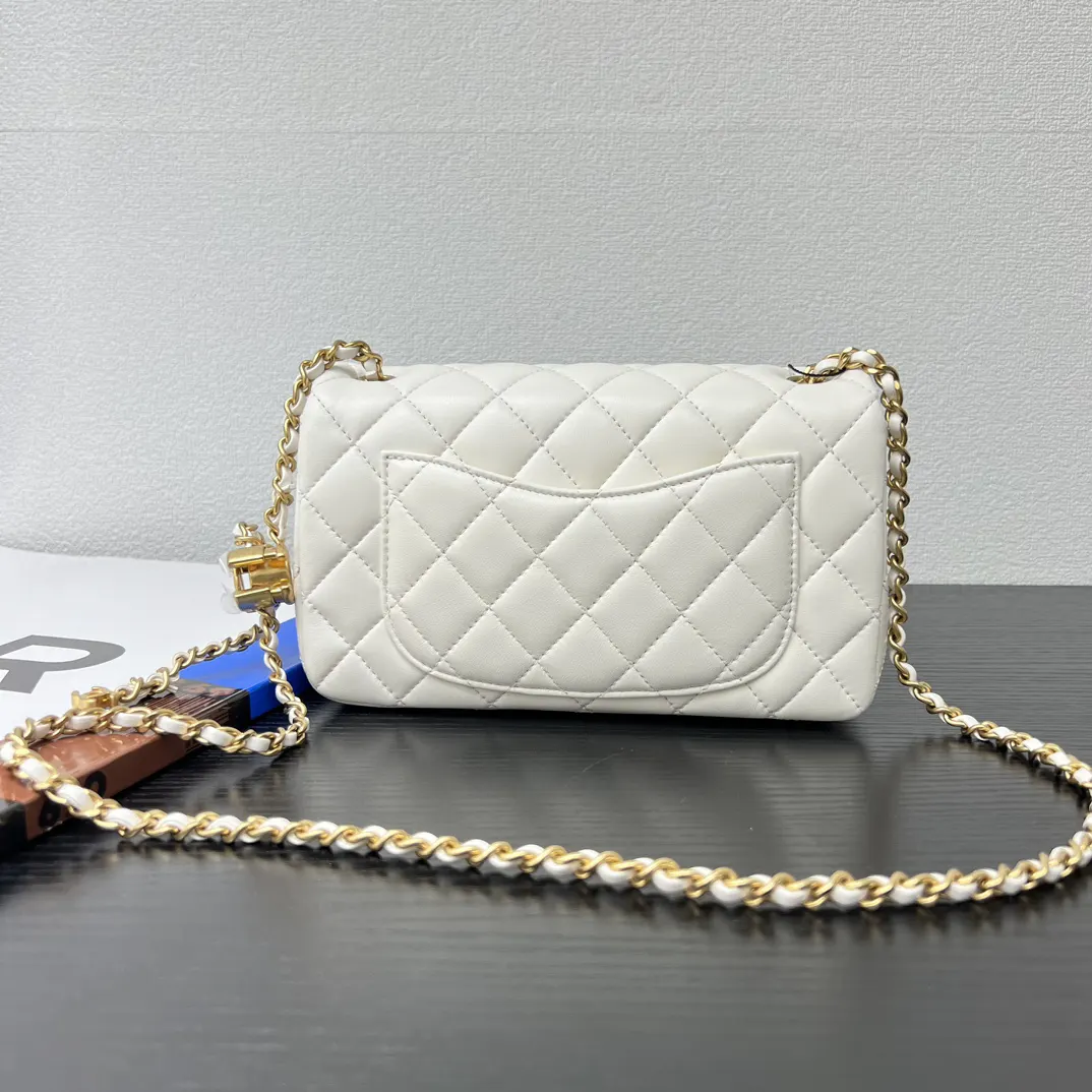 CHANEL 白色小羊皮菱格链条包 经典款