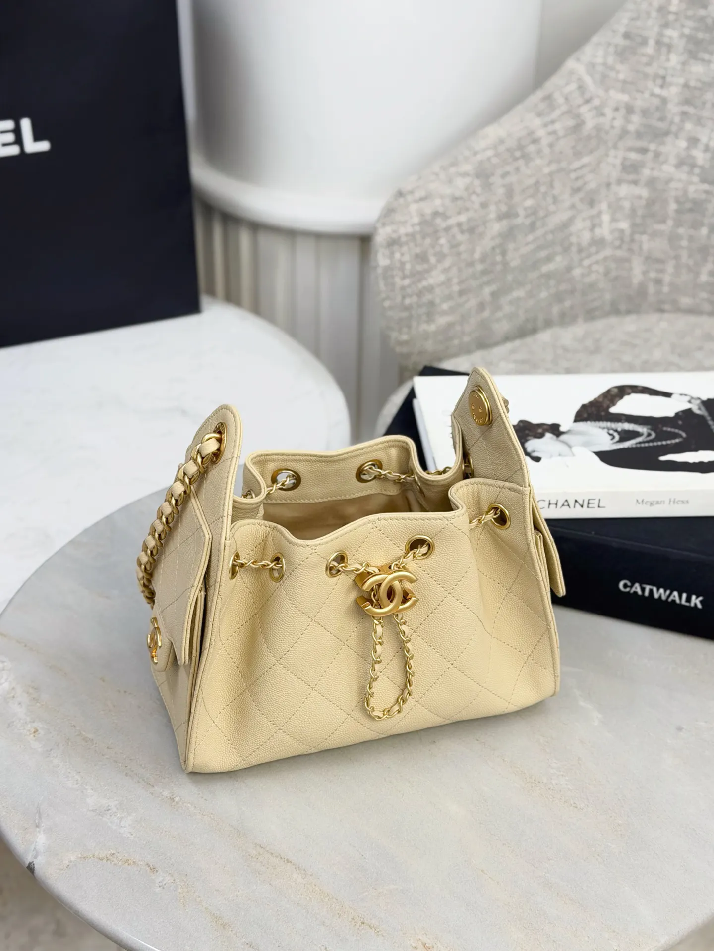 Chanel 22 金色 皮革 斜背包