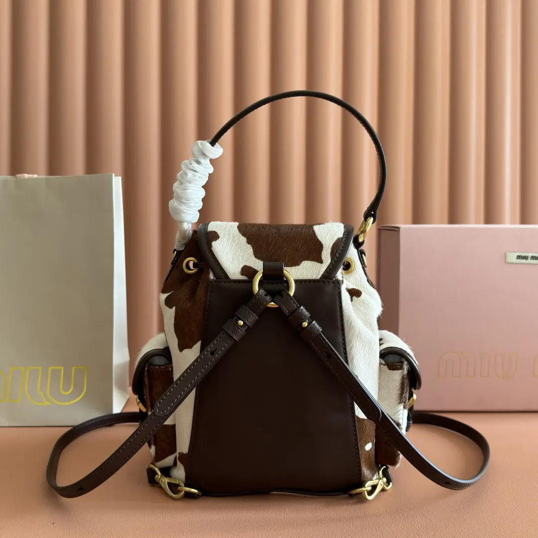 Miu 牛仔 棕白撞色的奶牛纹皮毛材质自带吸睛buff 搭 标志性 雙肩包 实用雙肩款