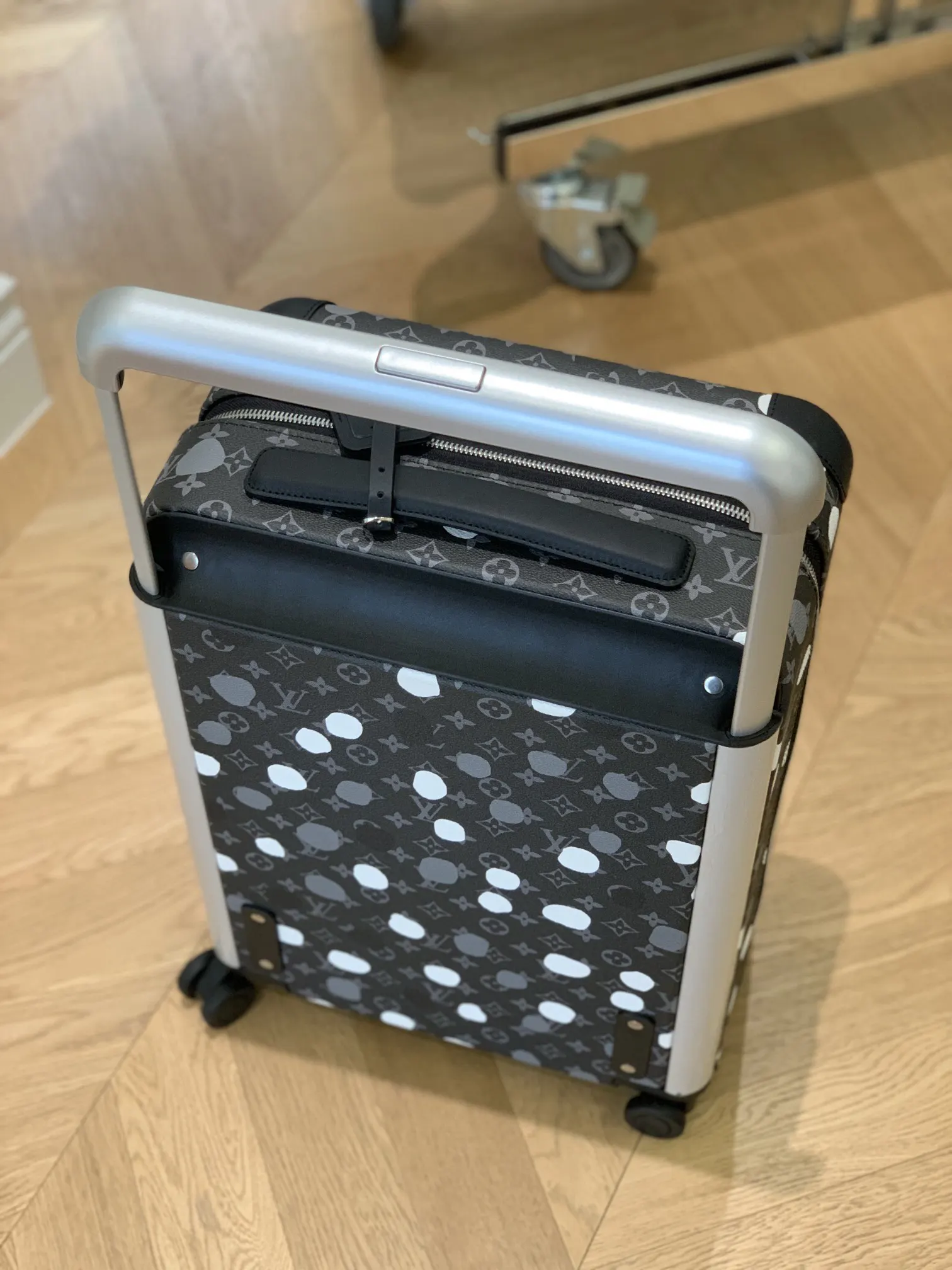 灰色 銀色 拉杆真皮包裹 行李箱 旅行拉杆款 輕便出行款(數字3) 灰色 銀色 拉杆真皮包裹 行李箱 旅行拉杆款 輕便出行款(數字3)