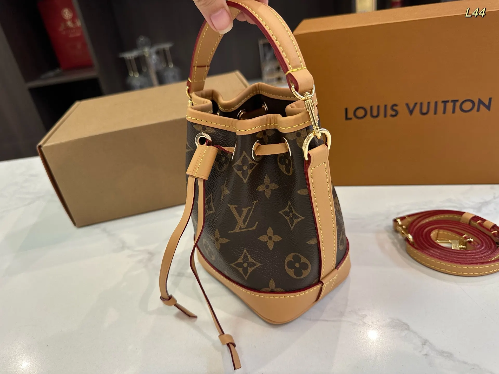 LV 钢五金 水桶包 休闲水桶款