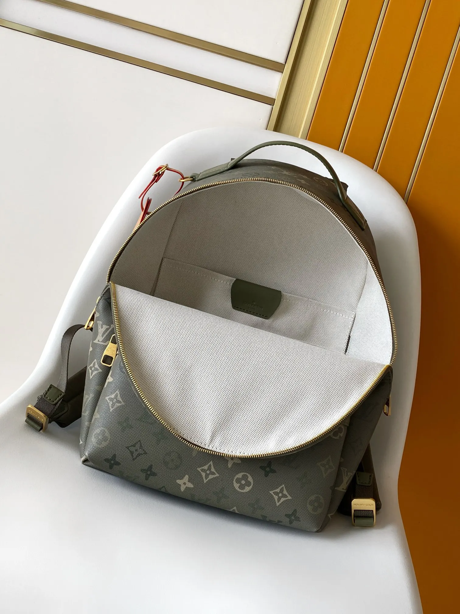LV Discovery 灰綠色壓紋雙肩包 大容量款(數字18) LV Discovery 灰綠色壓紋雙肩包 大容量款(數字18)