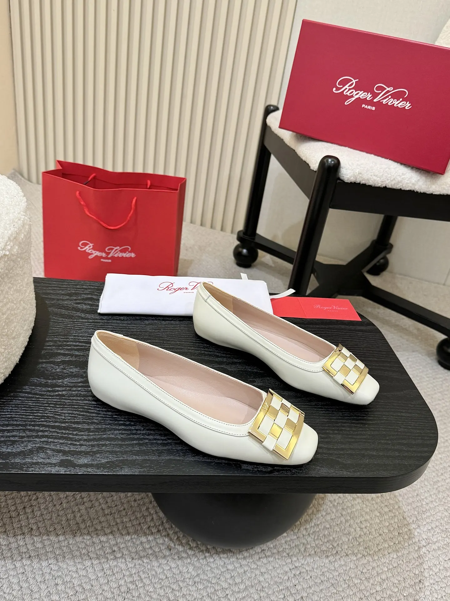 Roger Vivier 運動鞋 休閒百搭款(數字4) Roger Vivier 運動鞋 休閒百搭款(數字4)