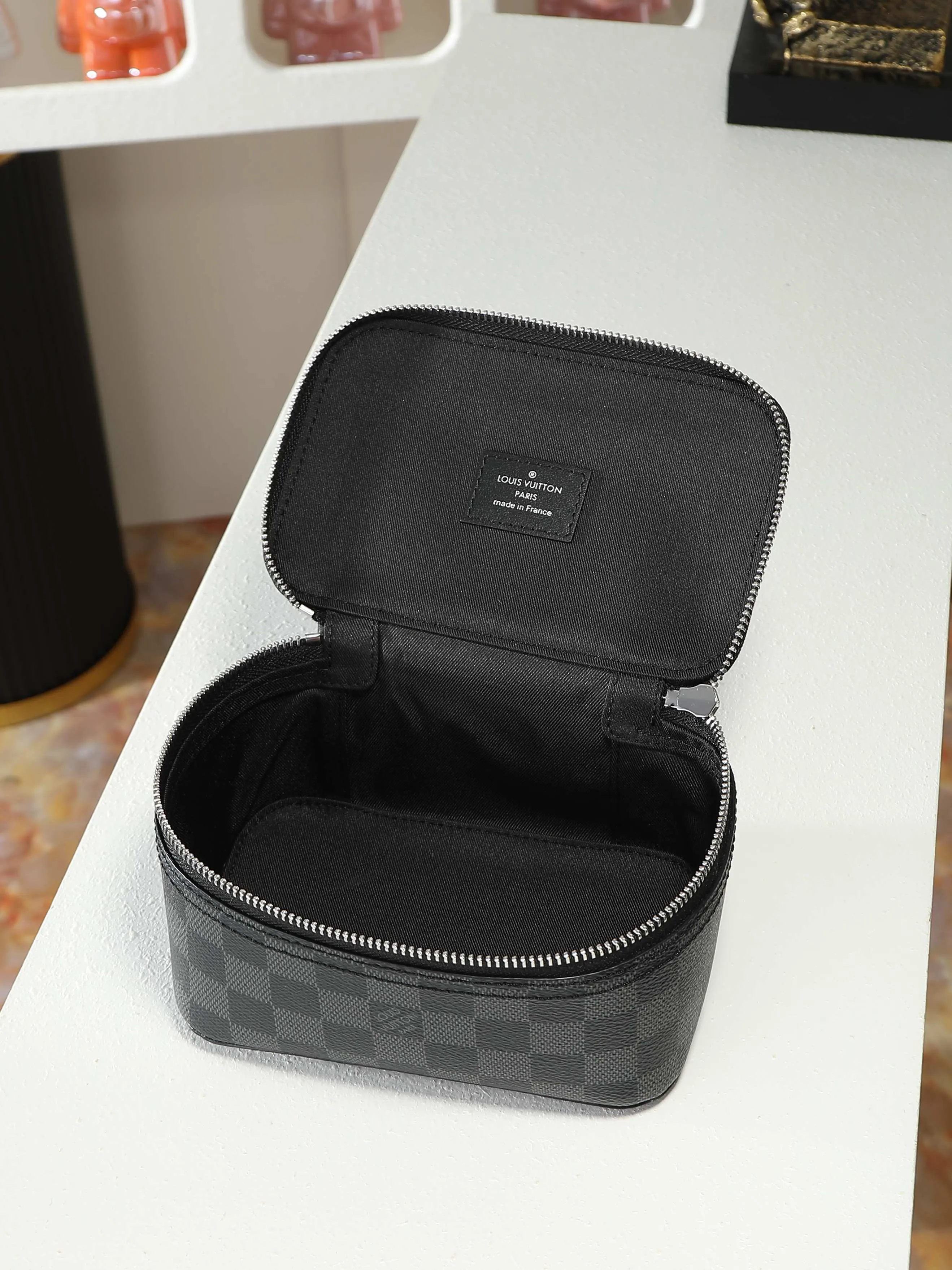 LV 牛皮 既可置于行李箱内有序收纳物品 亦可在抵达后外带背携随 旅行拉杆款 轻便出行款