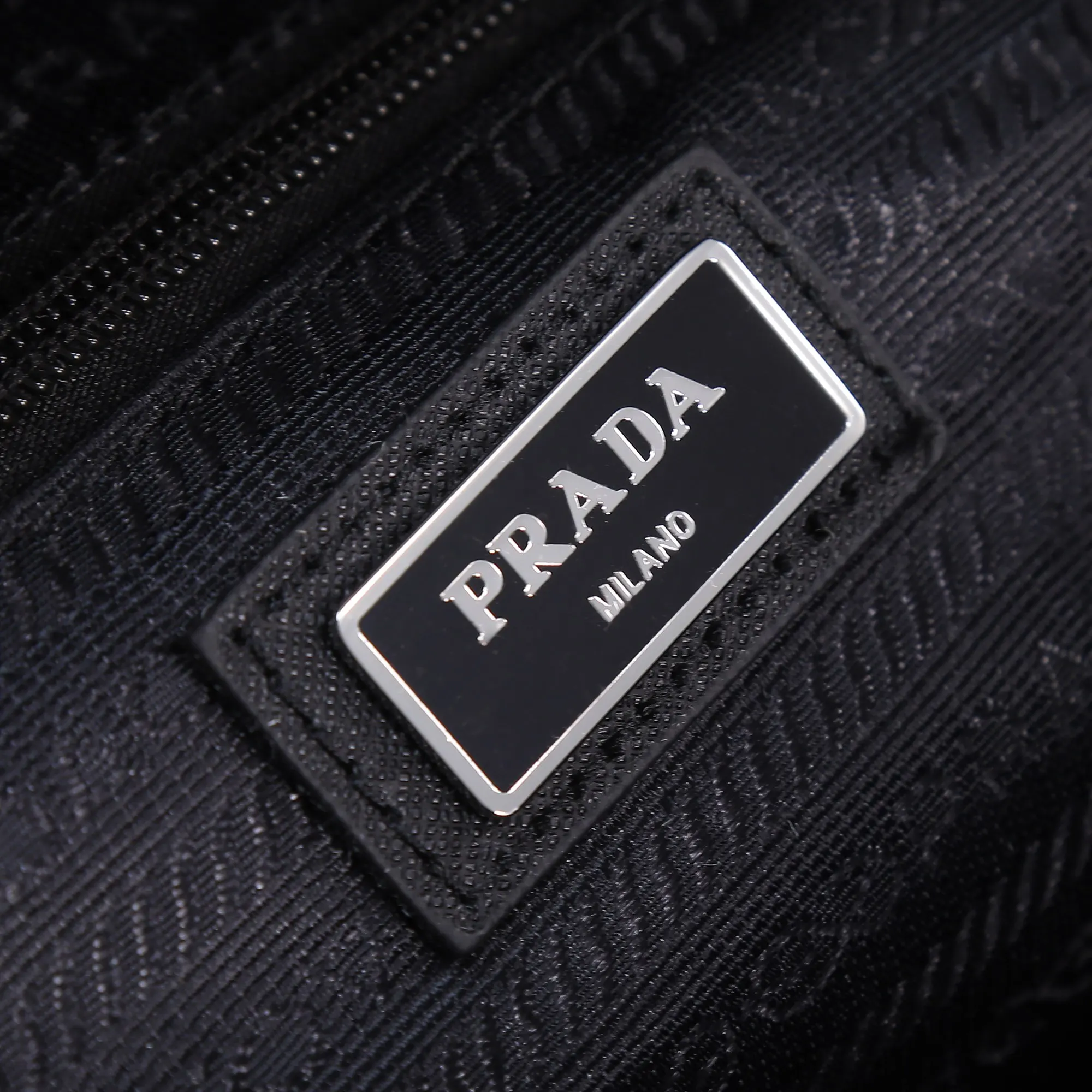PRADA 黑色 Re-Nylon尼龙 Saffiano十字纹牛皮 双肩背包 轻便实用款