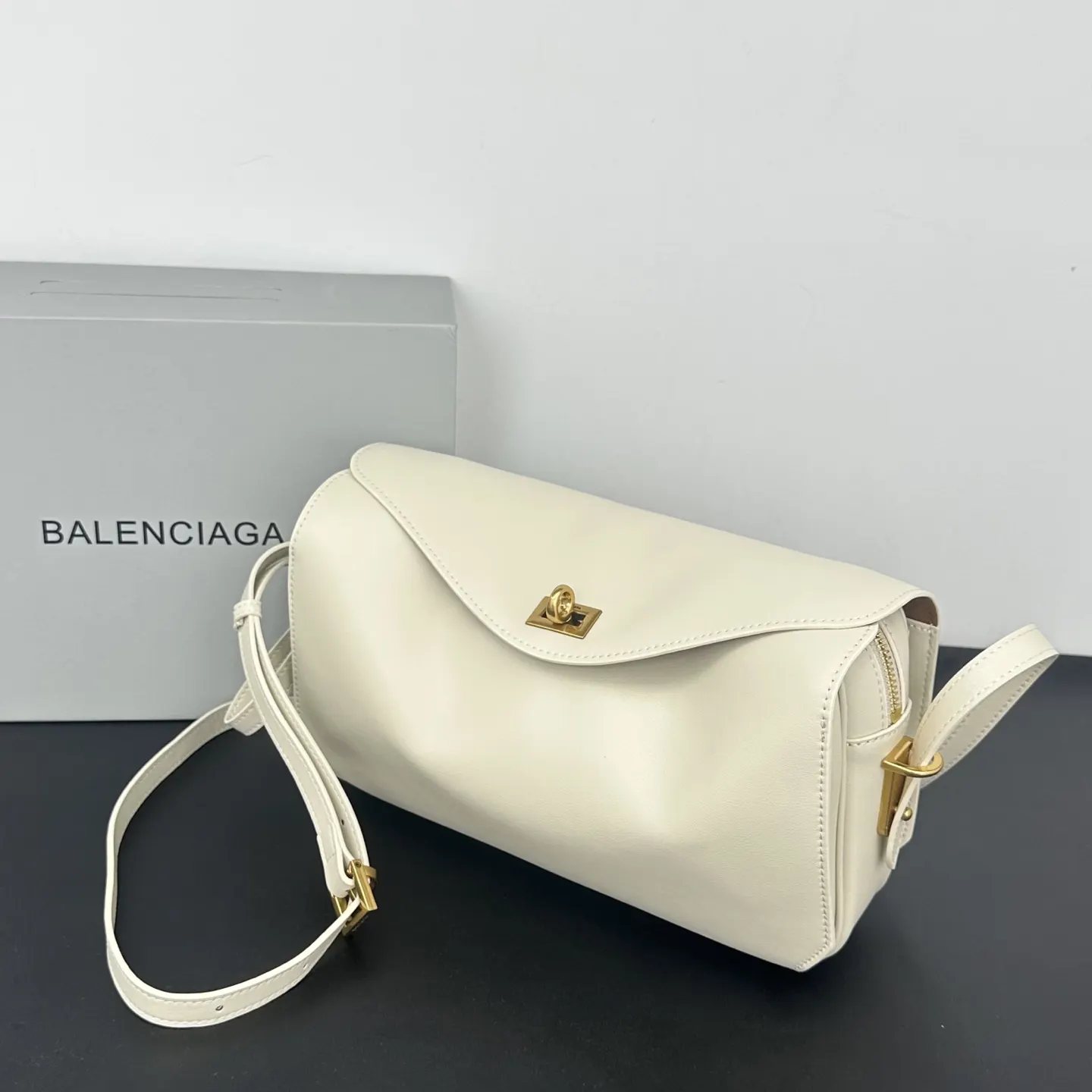 Balenciaga 牛皮 斜挎包 日常搭配