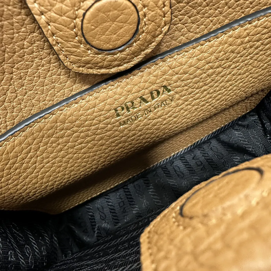 Prada 金色 双肩包
