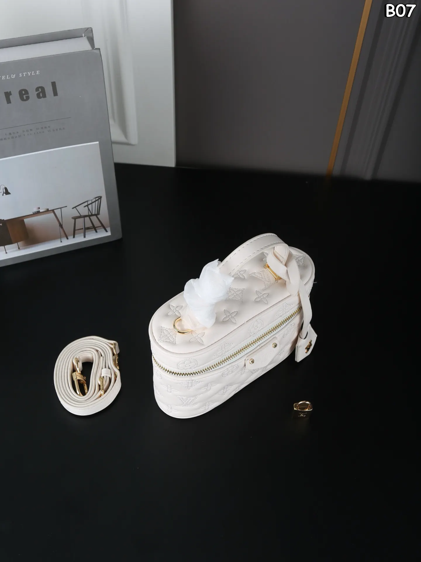 LV 皮革 Vanity 刺绣 包 盒 梳妆包单肩斜挎 饭盒包 链条包 精致链条款