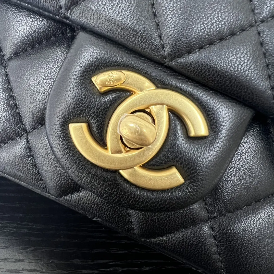 CHANEL 黑色小羊皮菱格链条包 金扣款