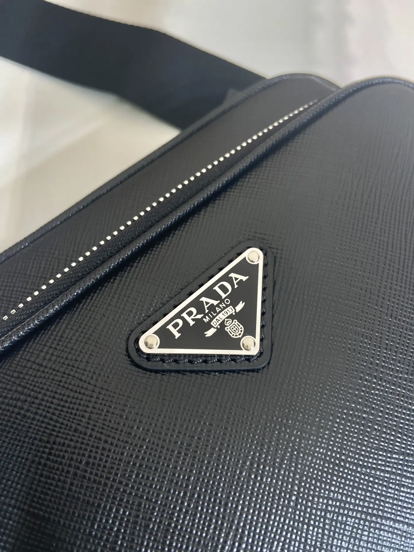 Prada Re-Nylon 2VH170 尼龙 Saffiano十字纹牛皮 三角标 单肩包