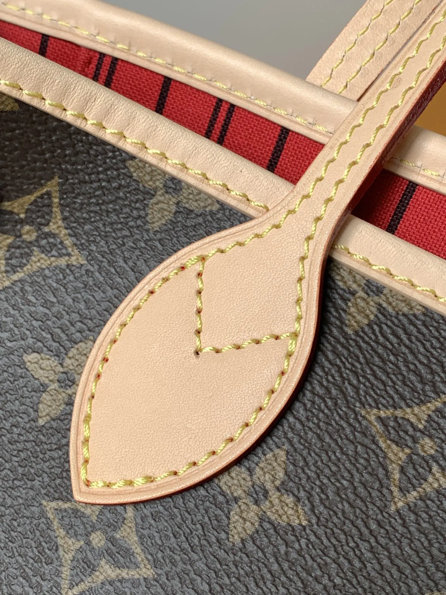 LV Neverfull 金色 牛皮 手拿包 精致手拿款