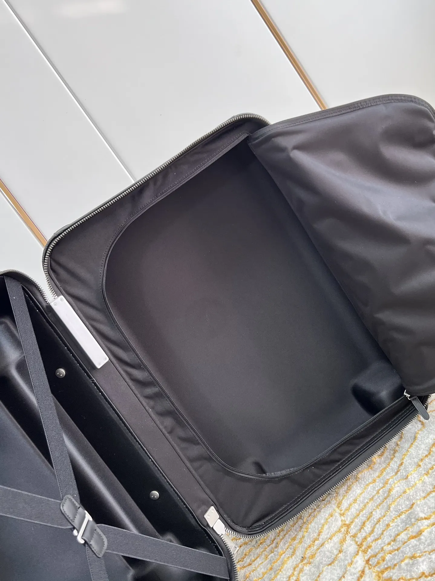 LV 黑色 帆布 详细特征 × 长×宽×高 人工测量 行李箱 旅行拉杆款 轻便出行款