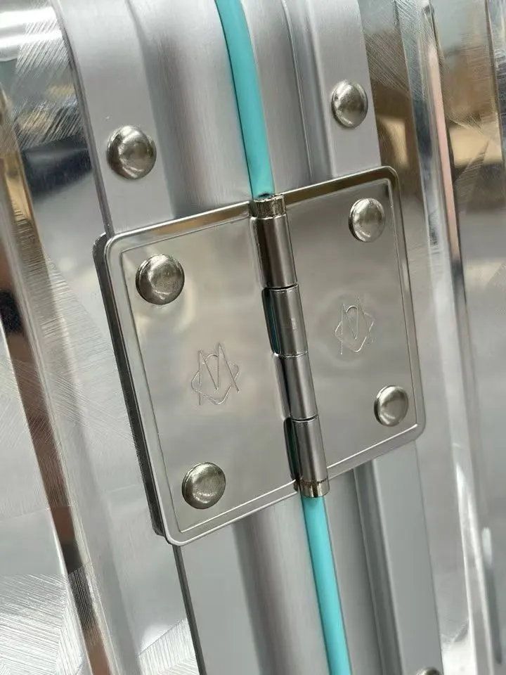 激光刻字 包括主Logo铭牌 荷叶固定扣 每只都 行李箱 旅行拉杆款 轻便出行款