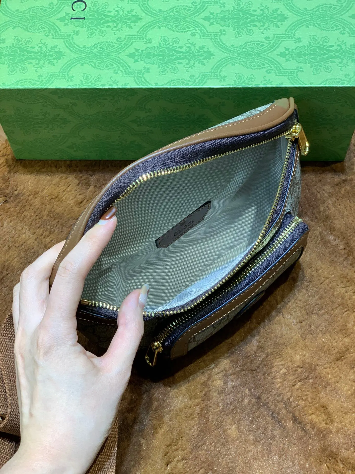 棕色 米色 牛皮 不同材质 色和品牌彼此交织 令单品散发出浓郁的复古 腰包 休闲腰包款