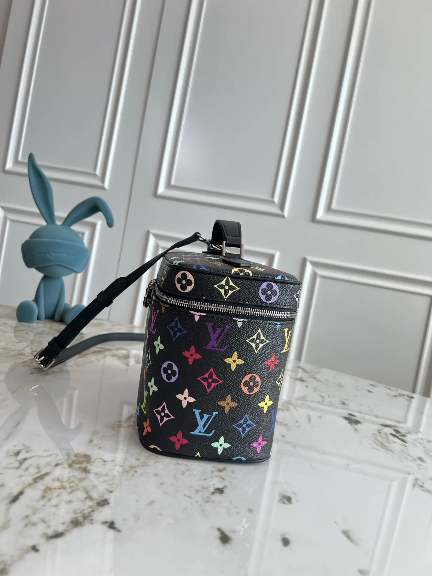 LV 帆布 烟花 庆祝 黑 白彩本 化妝包 便携收納款