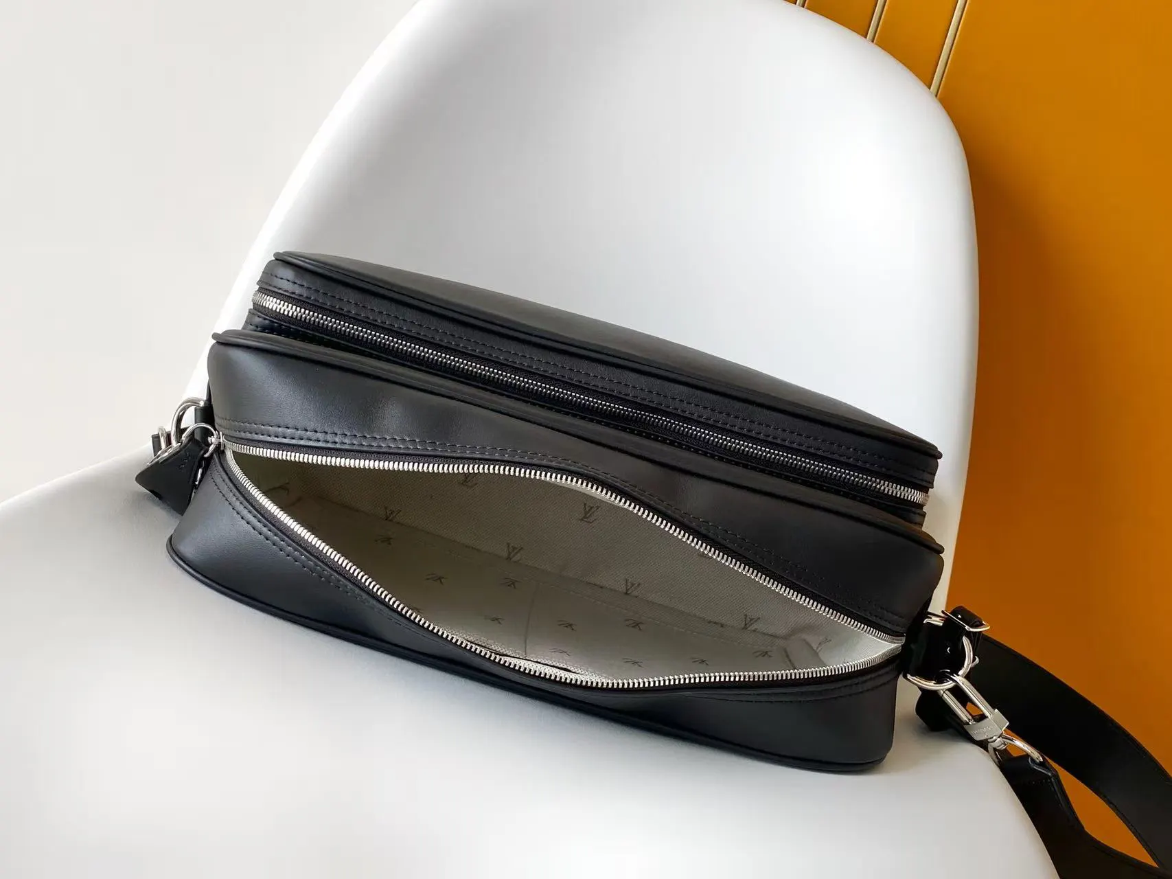 LV black brown color scheme handbag Image 8 LV black brown color scheme handbag Image 8