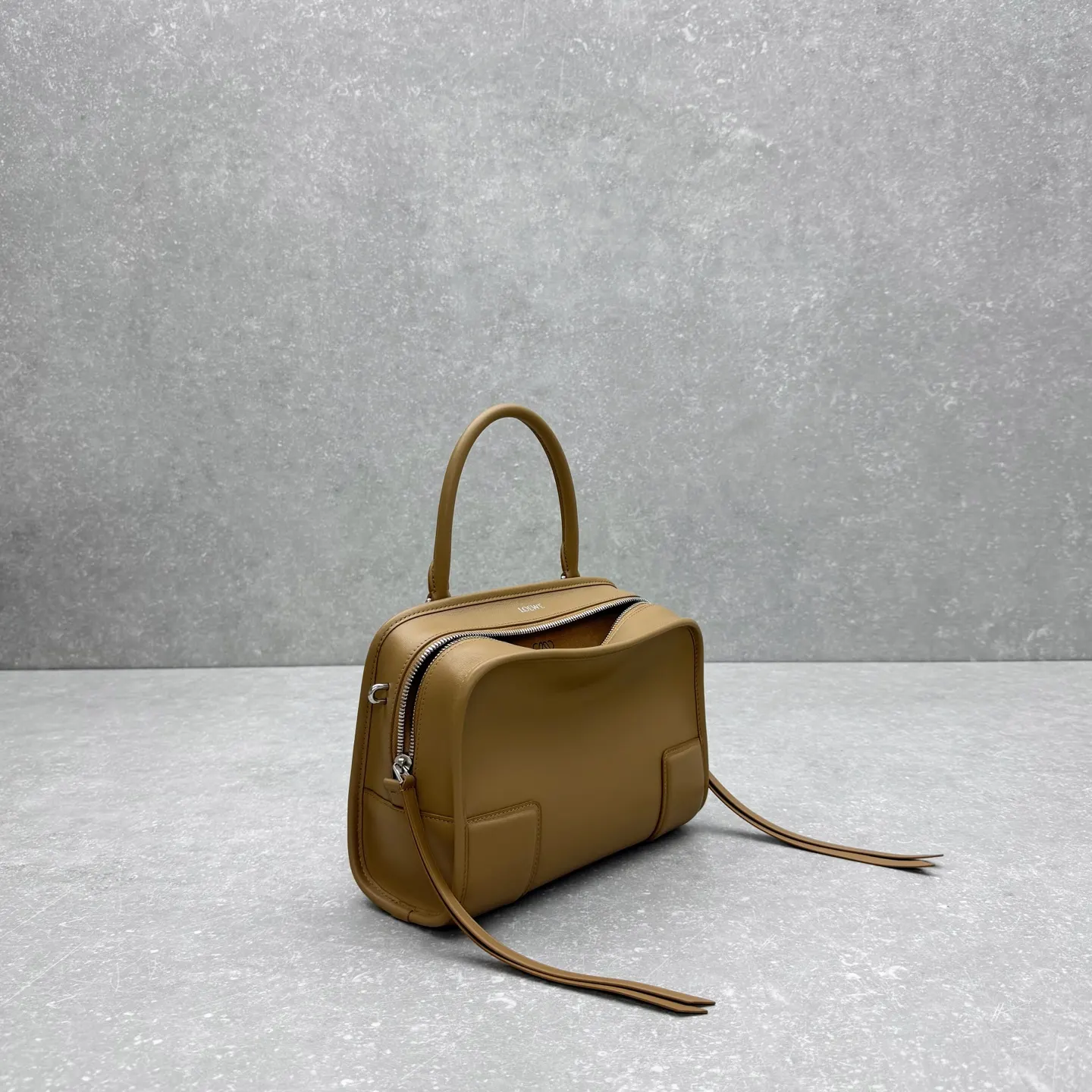 Loewe 皮革 斜背包 輕便斜挎款